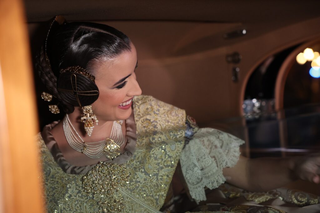 Llegada en coches de época al Palau de la Música: una estampa histórica para la Exaltación 3 IMG 3201