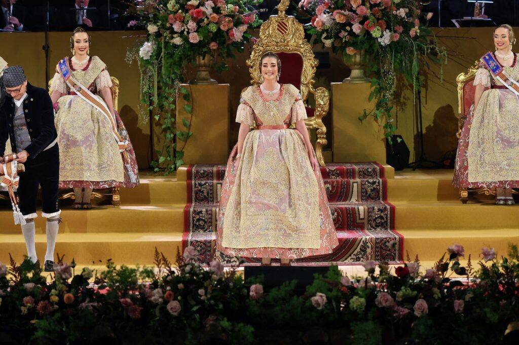 La Corte de Honor recibe sus bandas en una de las noches más emotivas de la Exaltación 6 La Corte de Honor recibe sus bandas 1