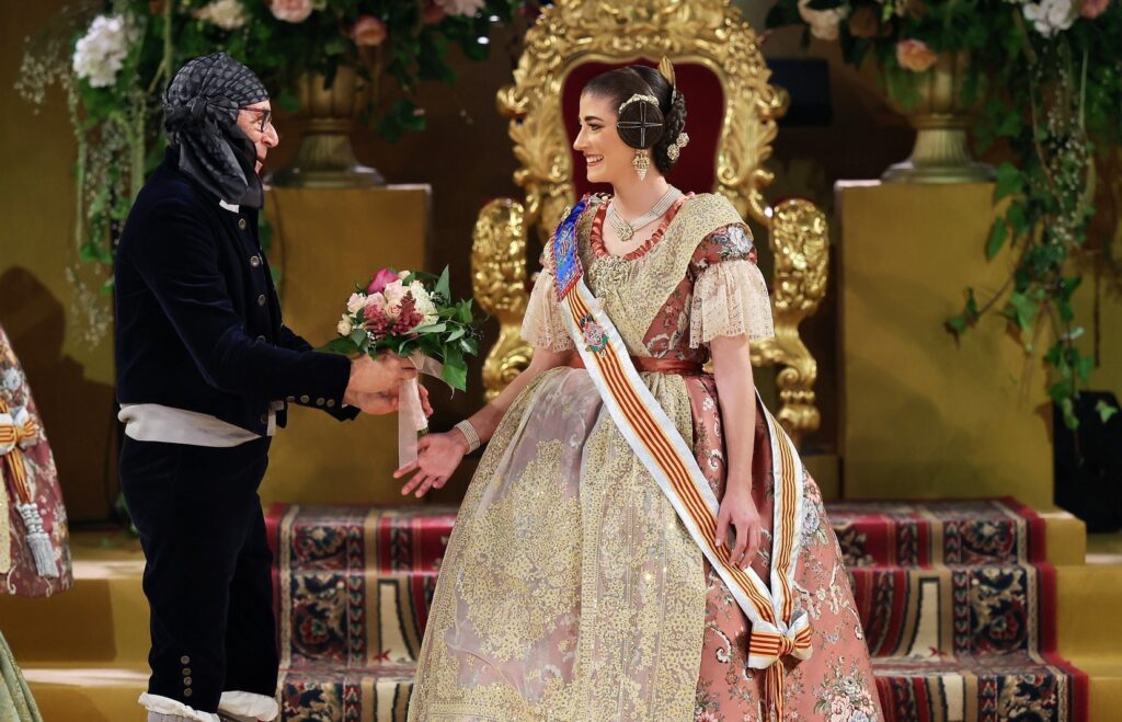 La Corte de Honor recibe sus bandas en una de las noches más emotivas de la Exaltación 15 La Corte de Honor recibe sus bandas 10