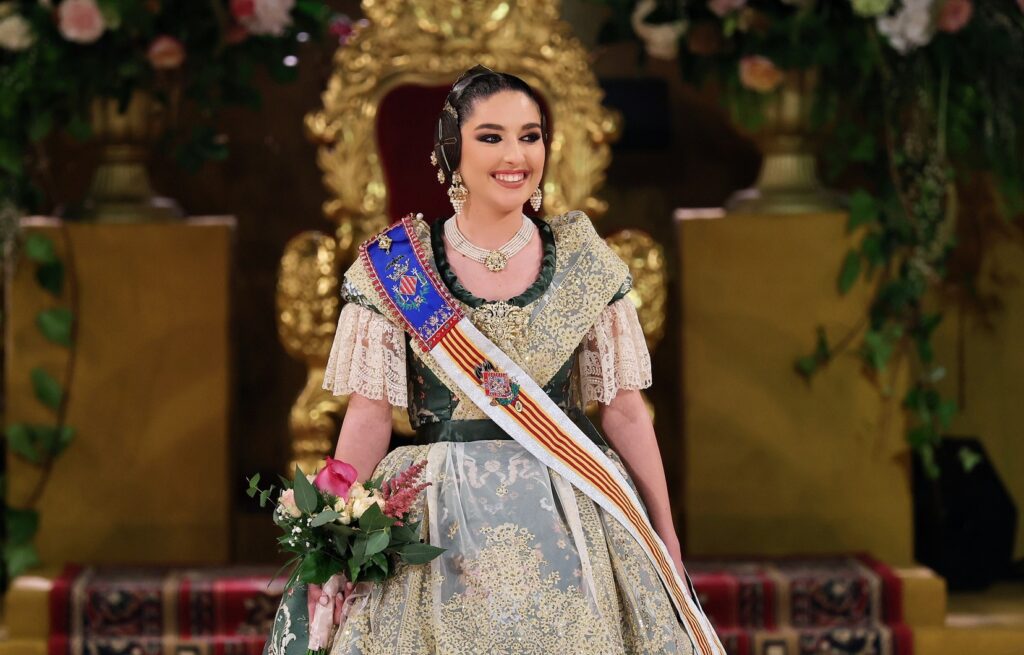 La Corte de Honor recibe sus bandas en una de las noches más emotivas de la Exaltación 19 La Corte de Honor recibe sus bandas 14