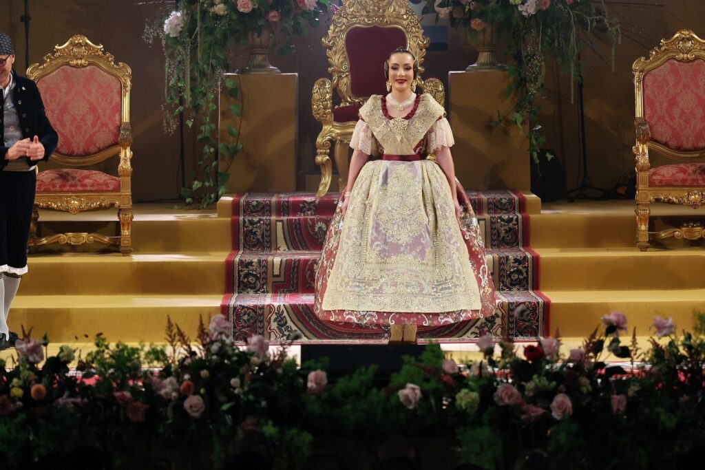 La Corte de Honor recibe sus bandas en una de las noches más emotivas de la Exaltación 20 La Corte de Honor recibe sus bandas 15