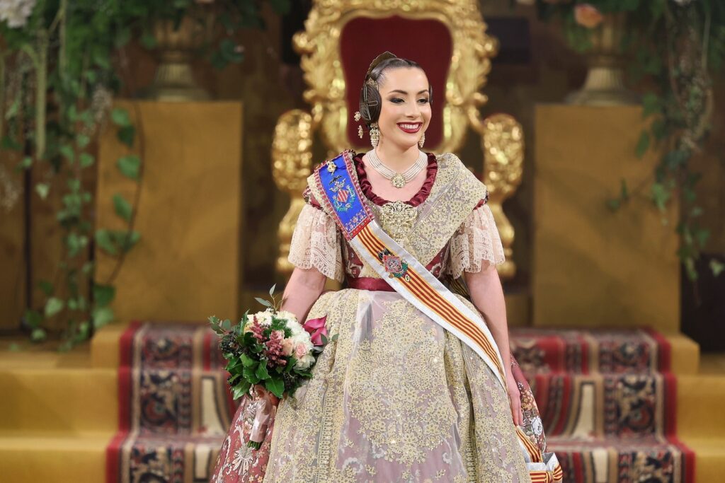 La Corte de Honor recibe sus bandas en una de las noches más emotivas de la Exaltación 21 La Corte de Honor recibe sus bandas 16