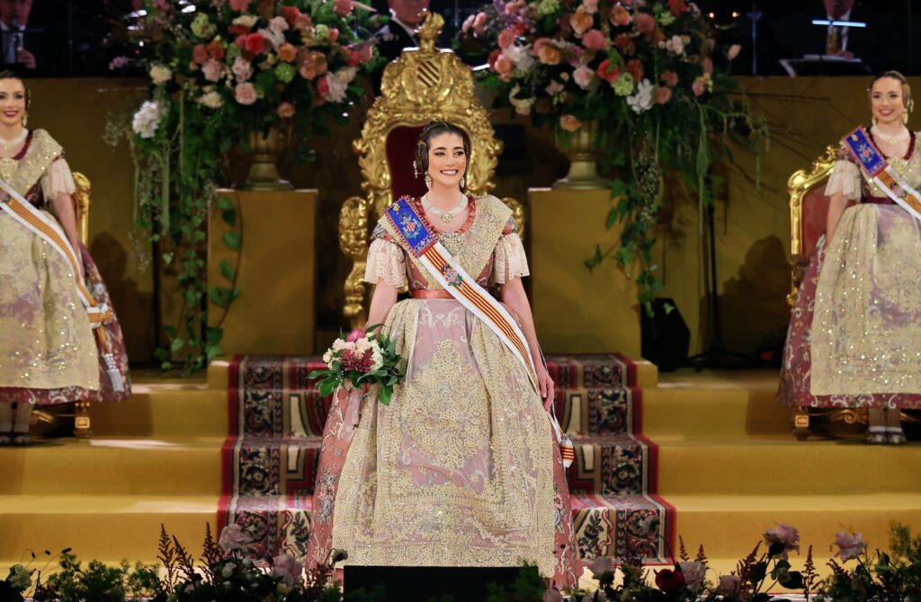 La Corte de Honor recibe sus bandas en una de las noches más emotivas de la Exaltación 22 La Corte de Honor recibe sus bandas 17