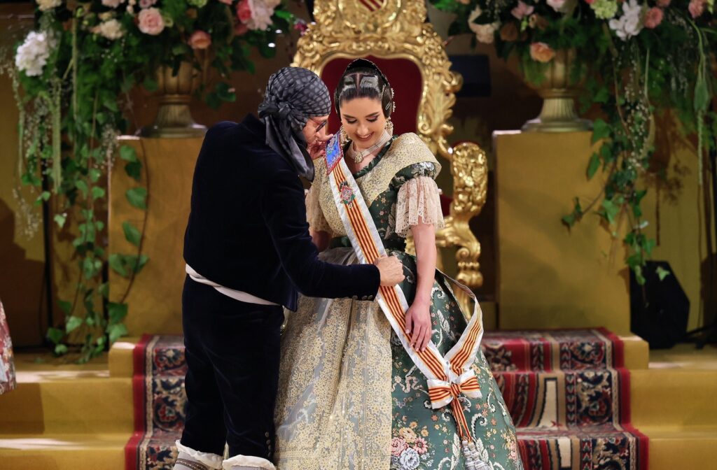 La Corte de Honor recibe sus bandas en una de las noches más emotivas de la Exaltación 23 La Corte de Honor recibe sus bandas 18