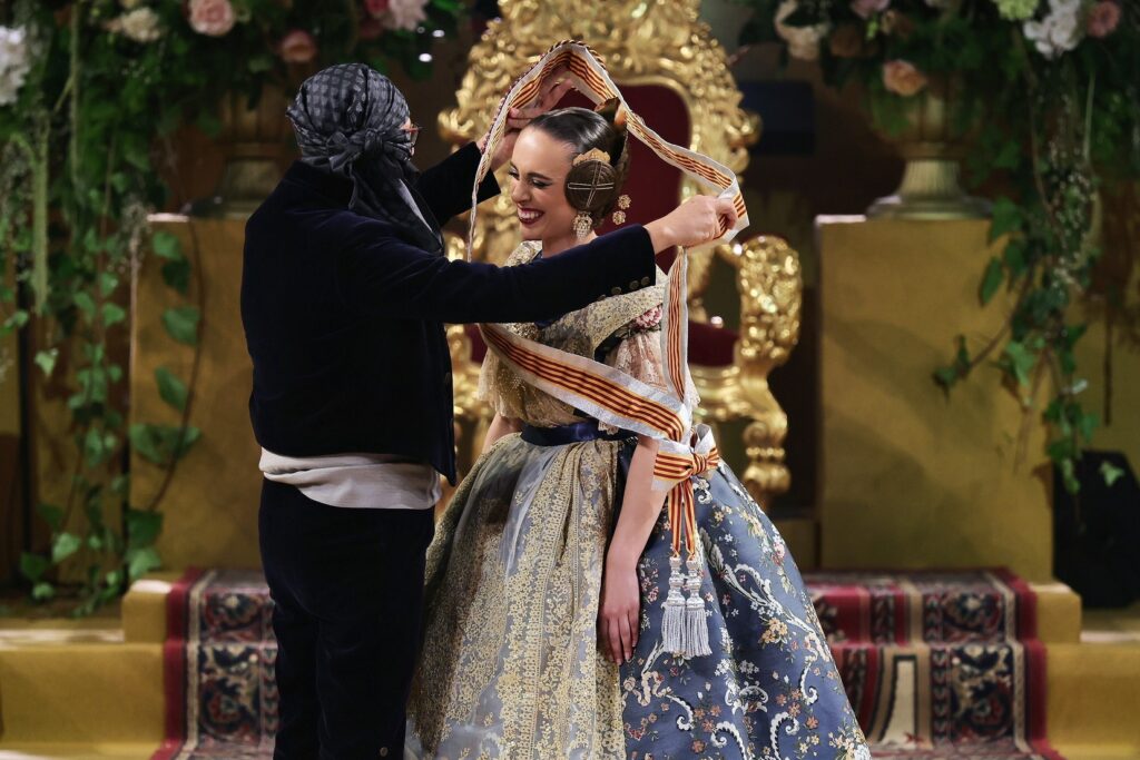 La Corte de Honor recibe sus bandas en una de las noches más emotivas de la Exaltación 24 La Corte de Honor recibe sus bandas 19