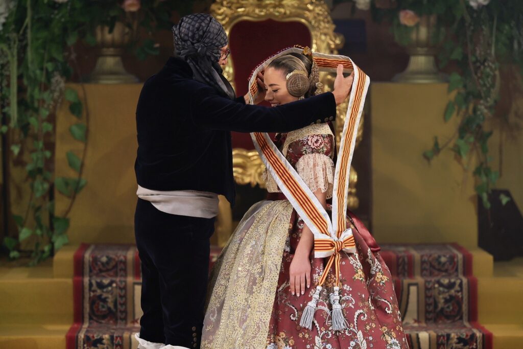 La Corte de Honor recibe sus bandas en una de las noches más emotivas de la Exaltación 7 La Corte de Honor recibe sus bandas 2