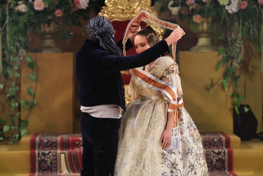 La Corte de Honor recibe sus bandas en una de las noches más emotivas de la Exaltación 25 La Corte de Honor recibe sus bandas 20