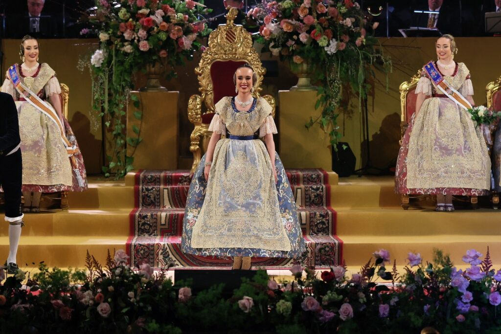 La Corte de Honor recibe sus bandas en una de las noches más emotivas de la Exaltación 26 La Corte de Honor recibe sus bandas 21