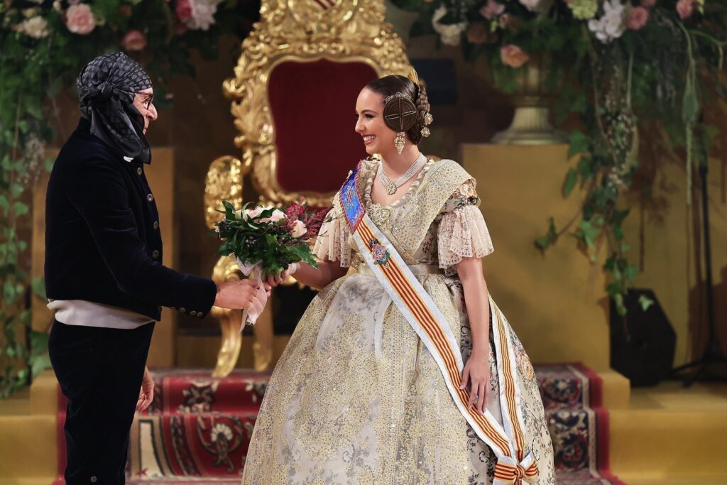 La Corte de Honor recibe sus bandas en una de las noches más emotivas de la Exaltación 27 La Corte de Honor recibe sus bandas 22