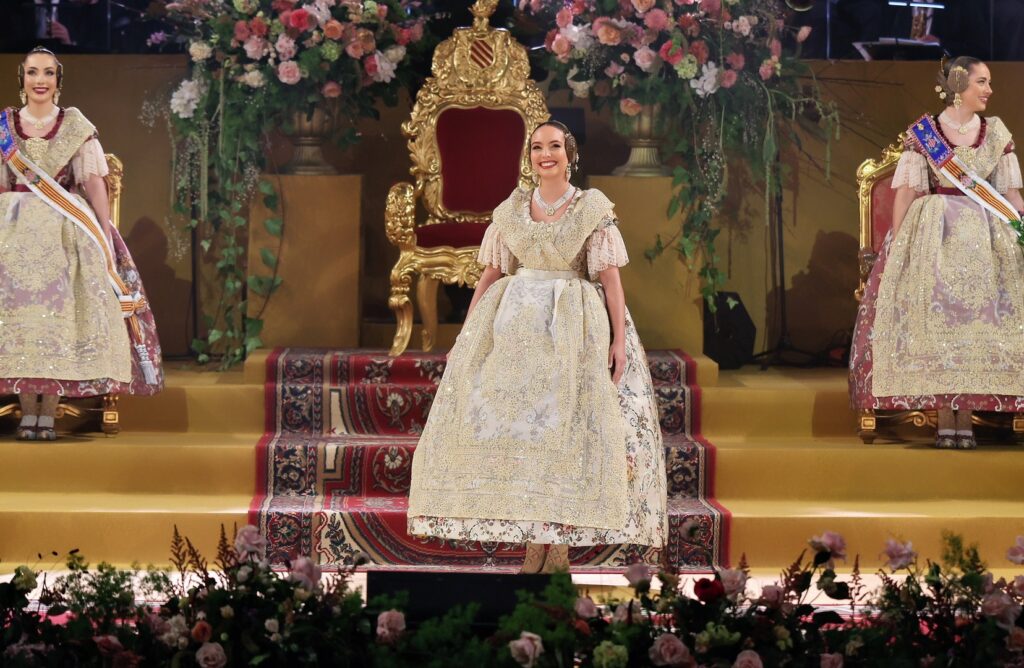 La Corte de Honor recibe sus bandas en una de las noches más emotivas de la Exaltación 28 La Corte de Honor recibe sus bandas 23