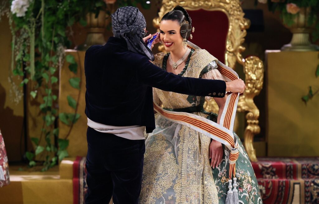 La Corte de Honor recibe sus bandas en una de las noches más emotivas de la Exaltación 29 La Corte de Honor recibe sus bandas 24