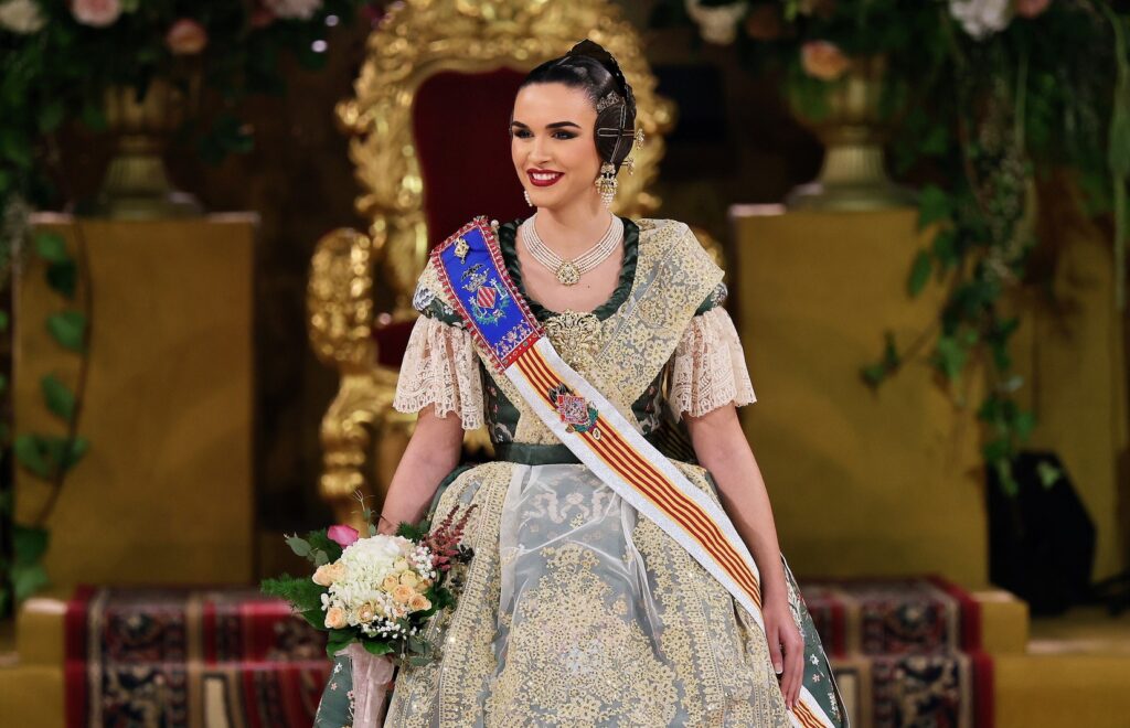 La Corte de Honor recibe sus bandas en una de las noches más emotivas de la Exaltación 30 La Corte de Honor recibe sus bandas 25