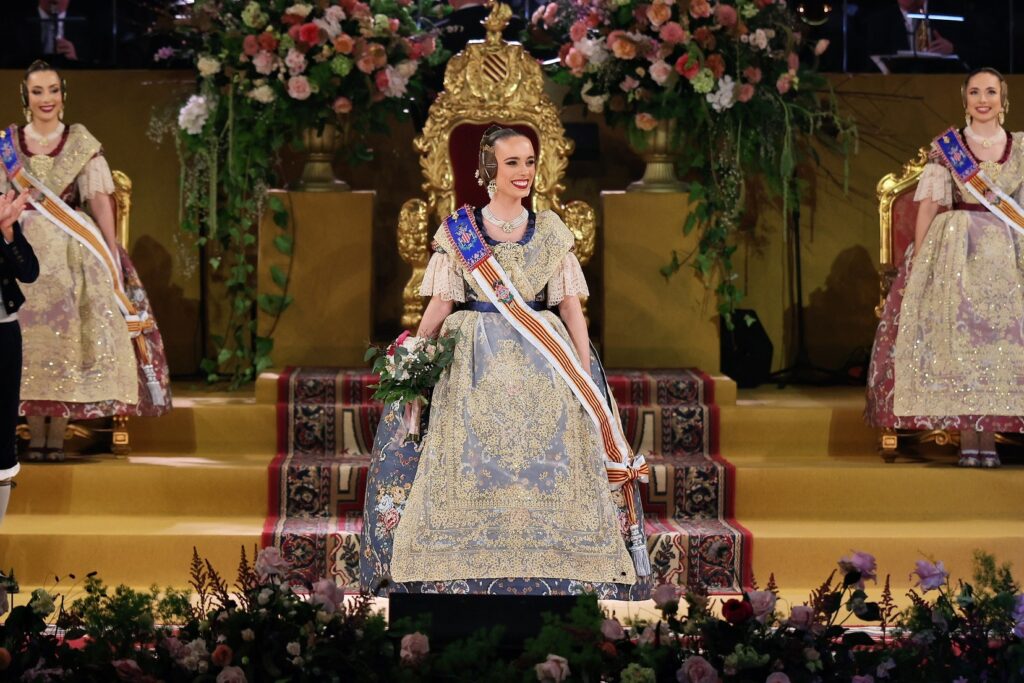 La Corte de Honor recibe sus bandas en una de las noches más emotivas de la Exaltación 31 La Corte de Honor recibe sus bandas 26