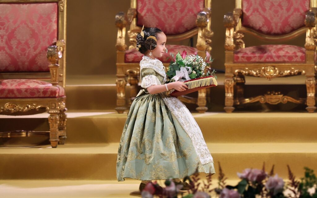 La Corte de Honor recibe sus bandas en una de las noches más emotivas de la Exaltación 33 La Corte de Honor recibe sus bandas 28