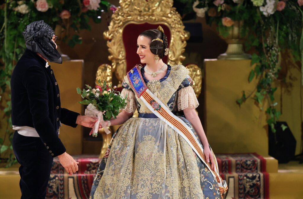 La Corte de Honor recibe sus bandas en una de las noches más emotivas de la Exaltación 34 La Corte de Honor recibe sus bandas 29