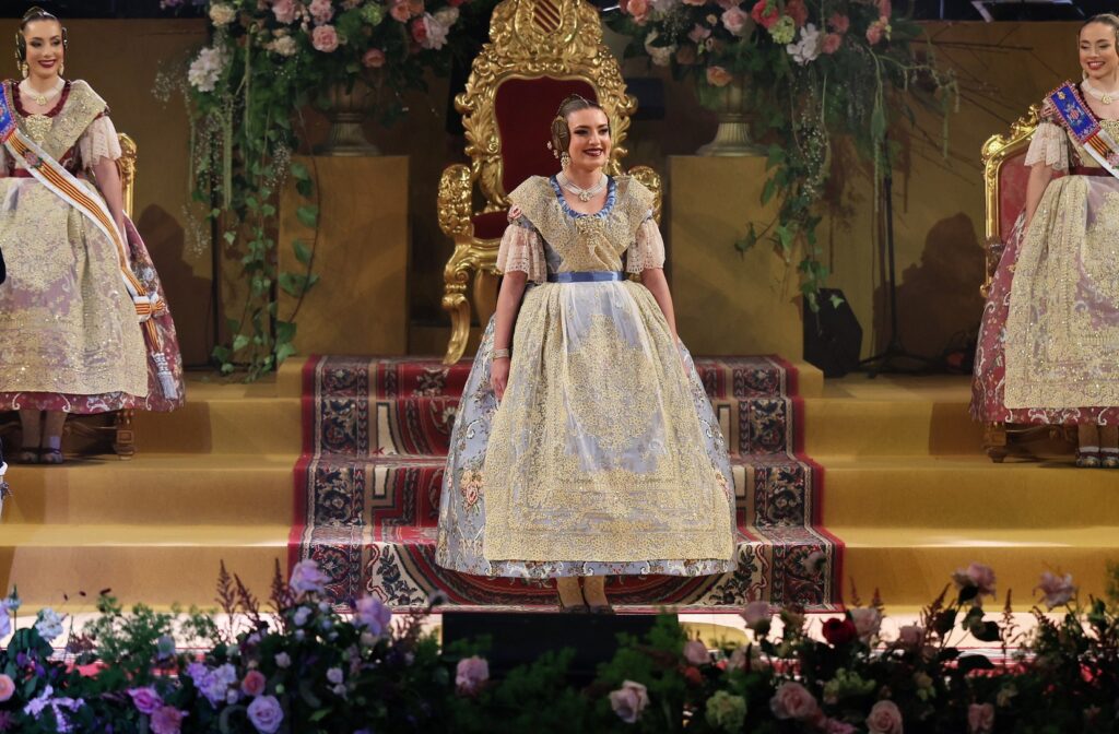 La Corte de Honor recibe sus bandas en una de las noches más emotivas de la Exaltación 8 La Corte de Honor recibe sus bandas 3