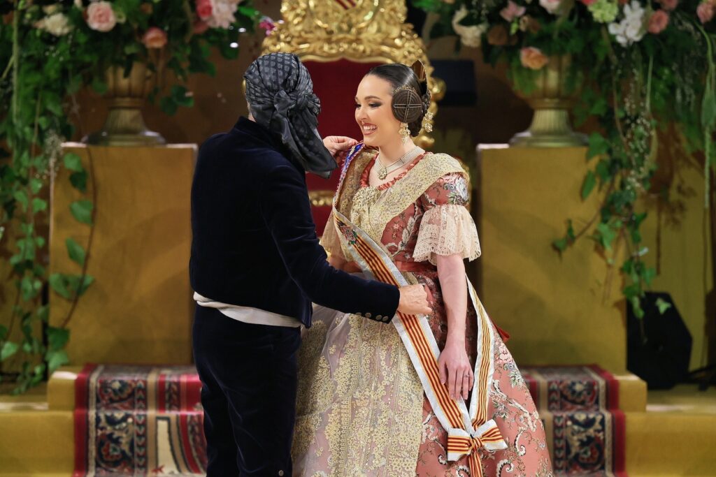 La Corte de Honor recibe sus bandas en una de las noches más emotivas de la Exaltación 35 La Corte de Honor recibe sus bandas 30