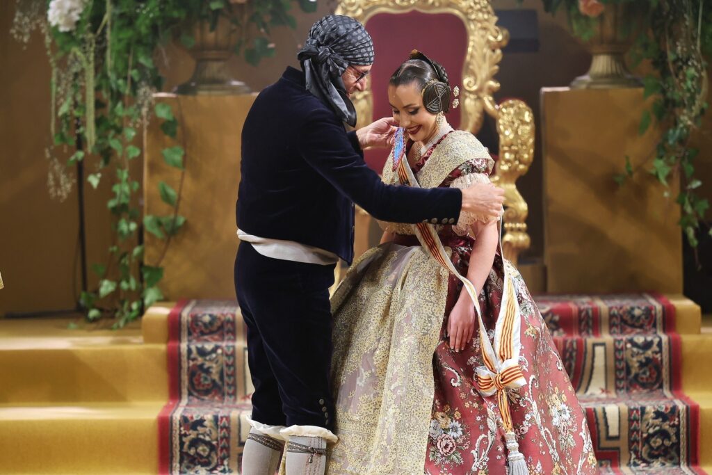 La Corte de Honor recibe sus bandas en una de las noches más emotivas de la Exaltación 36 La Corte de Honor recibe sus bandas 31