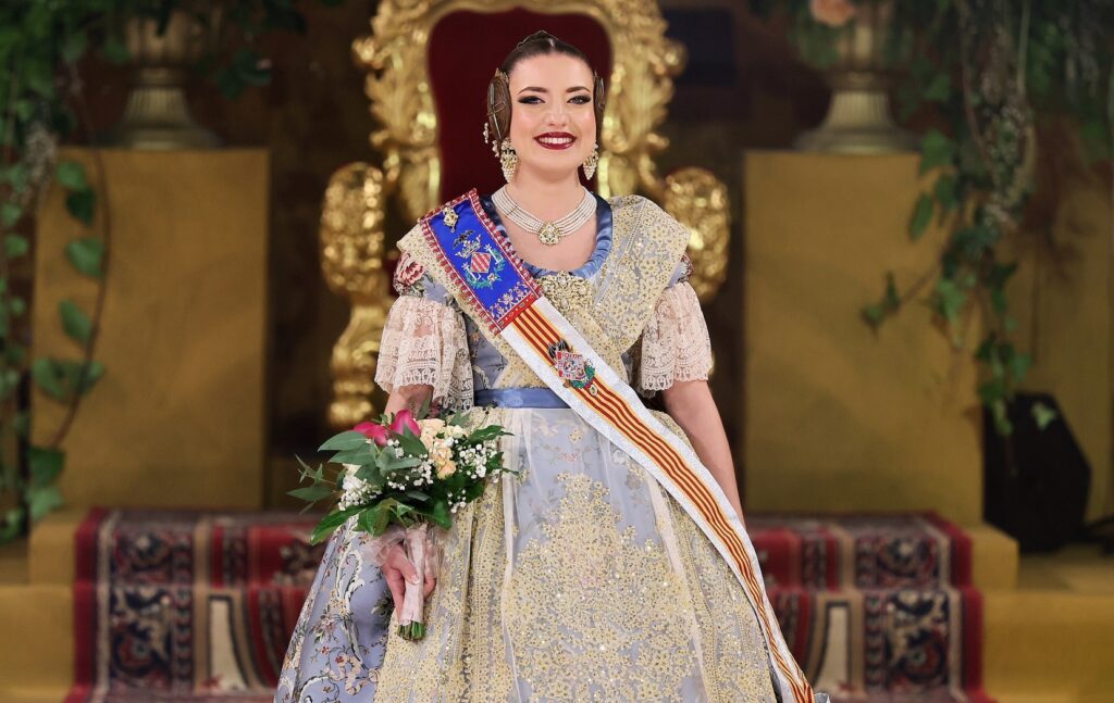 La Corte de Honor recibe sus bandas en una de las noches más emotivas de la Exaltación 37 La Corte de Honor recibe sus bandas 32