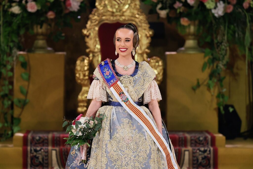 La Corte de Honor recibe sus bandas en una de las noches más emotivas de la Exaltación 38 La Corte de Honor recibe sus bandas 33