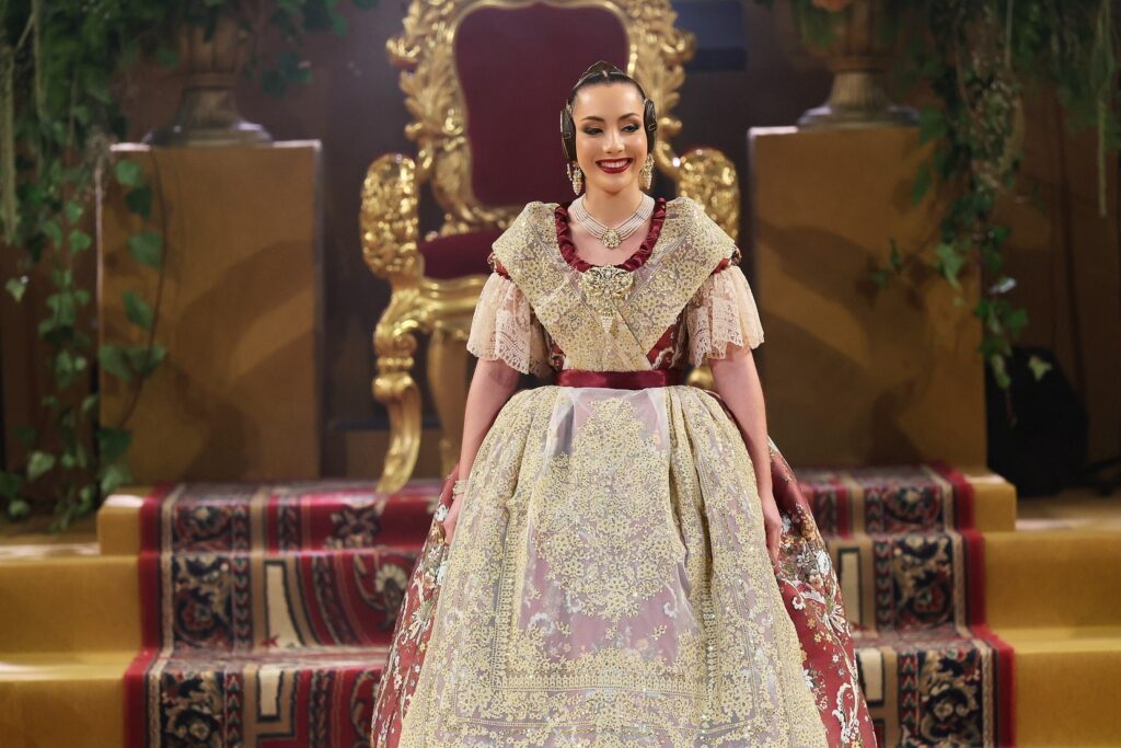 La Corte de Honor recibe sus bandas en una de las noches más emotivas de la Exaltación 39 La Corte de Honor recibe sus bandas 34