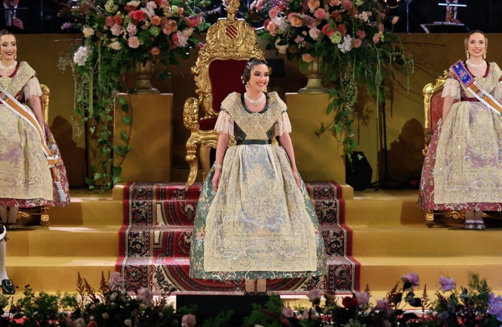 La Corte de Honor recibe sus bandas en una de las noches más emotivas de la Exaltación 40 La Corte de Honor recibe sus bandas 35