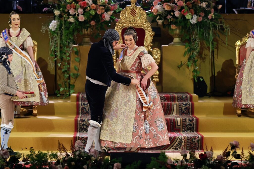 La Corte de Honor recibe sus bandas en una de las noches más emotivas de la Exaltación 41 La Corte de Honor recibe sus bandas 36