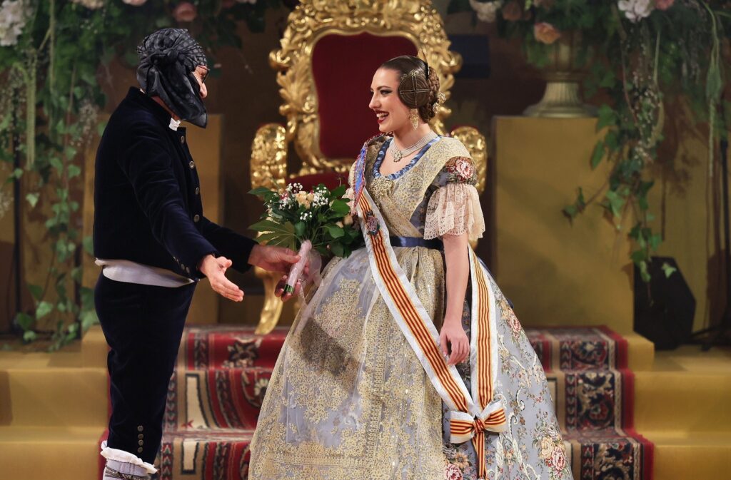 La Corte de Honor recibe sus bandas en una de las noches más emotivas de la Exaltación 42 La Corte de Honor recibe sus bandas 37