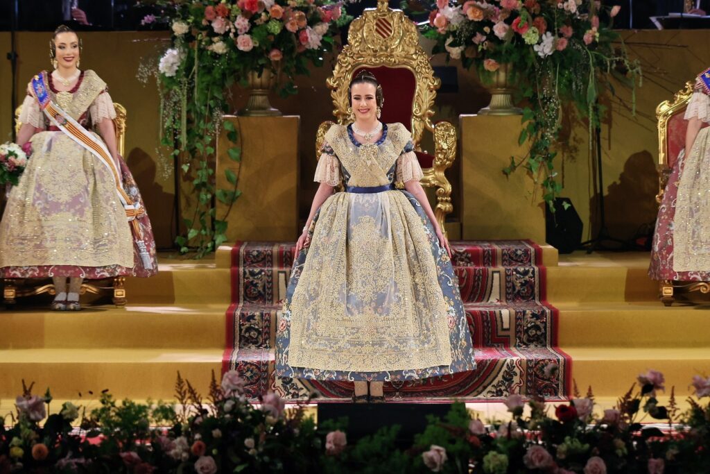 La Corte de Honor recibe sus bandas en una de las noches más emotivas de la Exaltación 43 La Corte de Honor recibe sus bandas 38