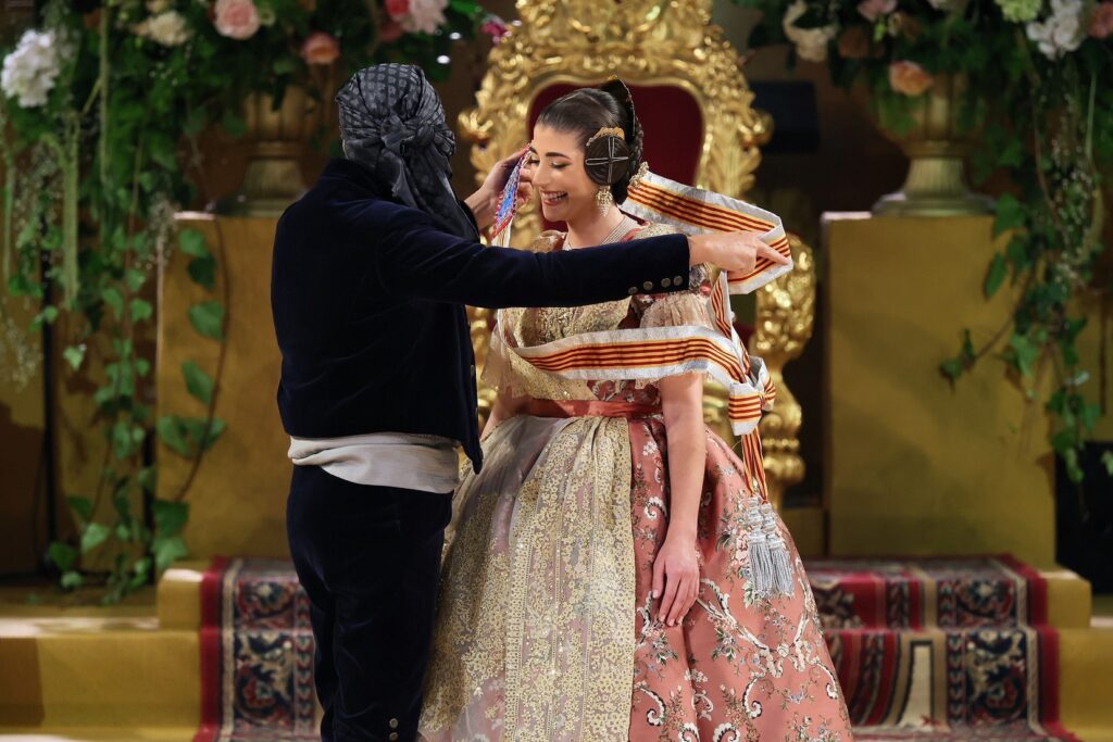 La Corte de Honor recibe sus bandas en una de las noches más emotivas de la Exaltación 44 La Corte de Honor recibe sus bandas 39