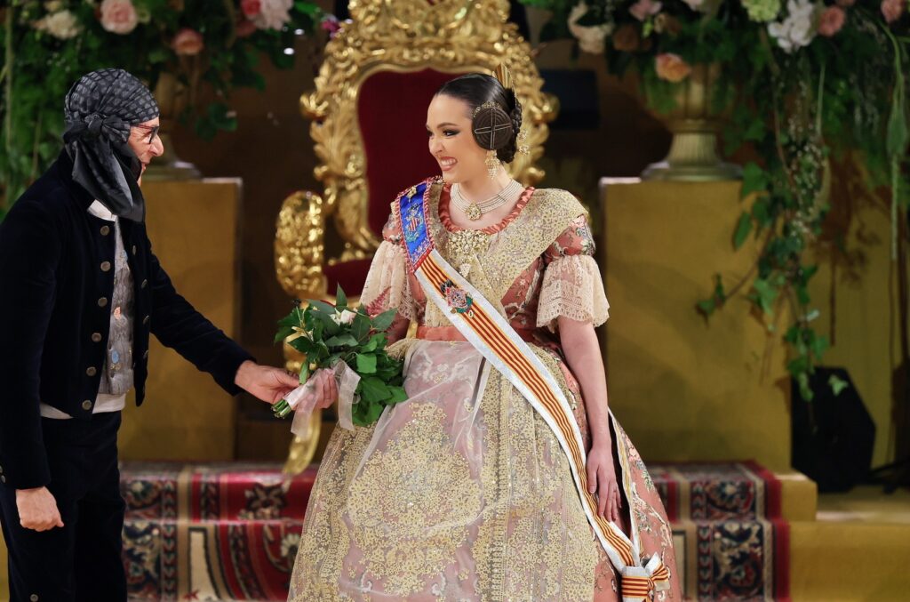 La Corte de Honor recibe sus bandas en una de las noches más emotivas de la Exaltación 9 La Corte de Honor recibe sus bandas 4