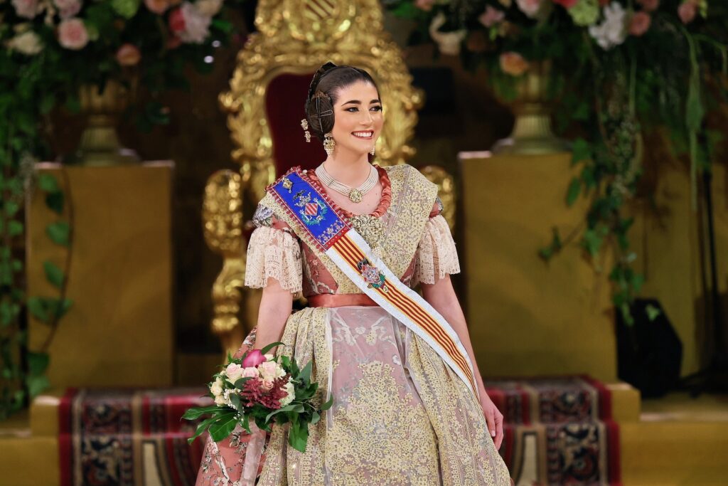 La Corte de Honor recibe sus bandas en una de las noches más emotivas de la Exaltación 45 La Corte de Honor recibe sus bandas 40