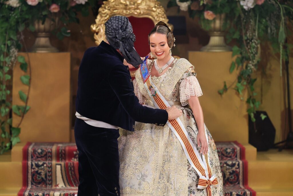 La Corte de Honor recibe sus bandas en una de las noches más emotivas de la Exaltación 46 La Corte de Honor recibe sus bandas 41