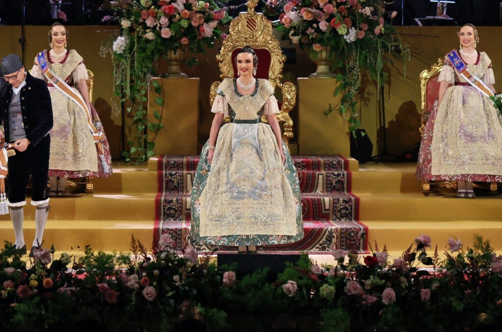 La Corte de Honor recibe sus bandas en una de las noches más emotivas de la Exaltación 47 La Corte de Honor recibe sus bandas 42