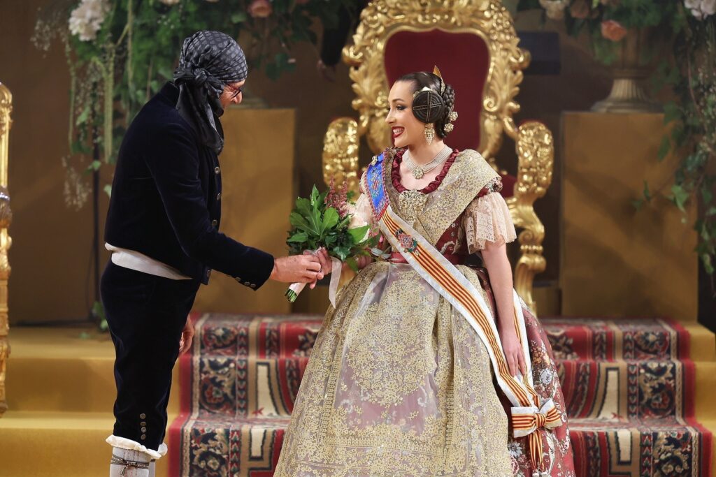 La Corte de Honor recibe sus bandas en una de las noches más emotivas de la Exaltación 48 La Corte de Honor recibe sus bandas 43