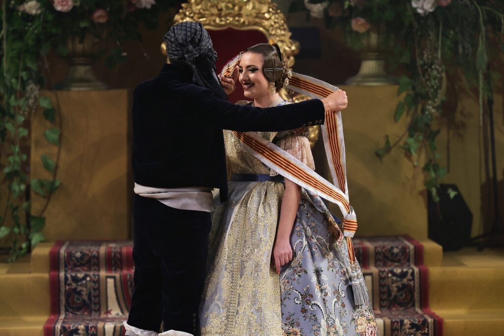 La Corte de Honor recibe sus bandas en una de las noches más emotivas de la Exaltación 49 La Corte de Honor recibe sus bandas 44