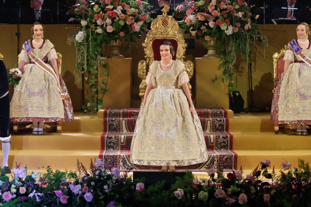 La Corte de Honor recibe sus bandas en una de las noches más emotivas de la Exaltación 50 La Corte de Honor recibe sus bandas 45