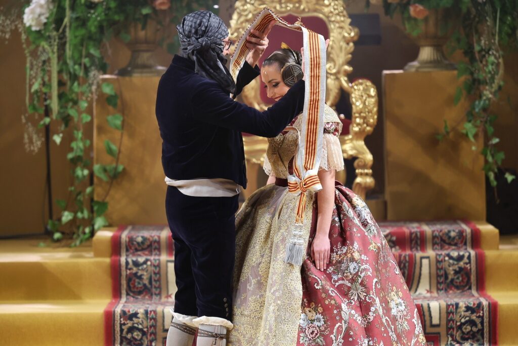 La Corte de Honor recibe sus bandas en una de las noches más emotivas de la Exaltación 51 La Corte de Honor recibe sus bandas 46