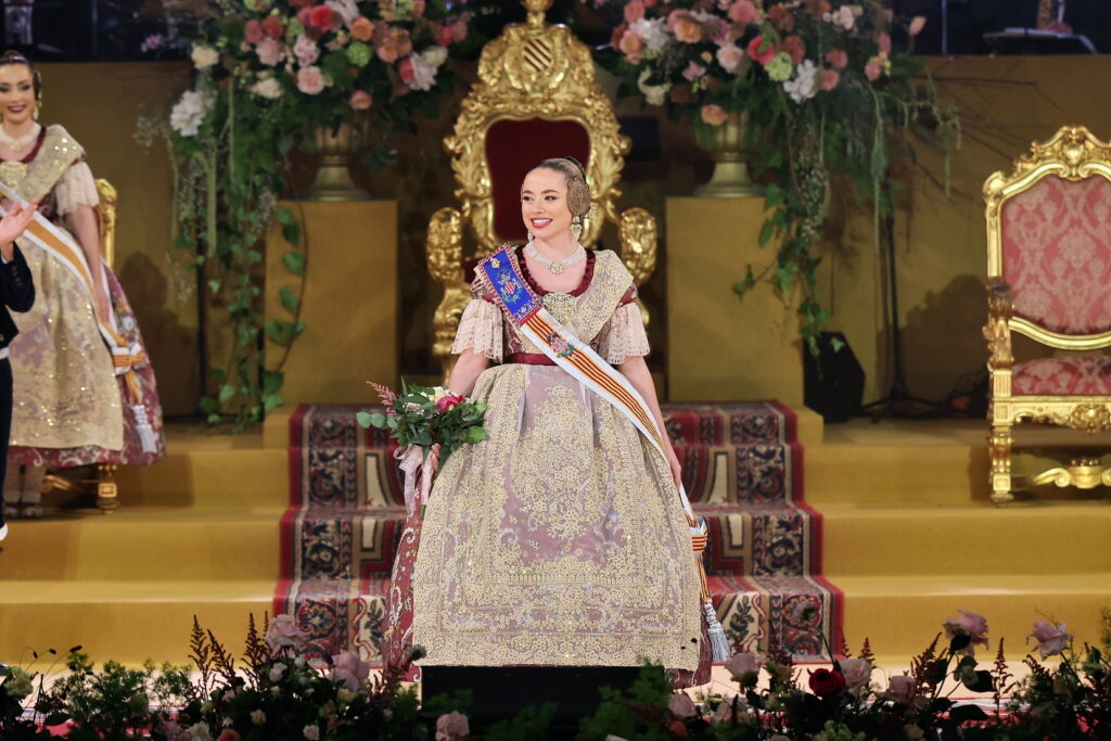 La Corte de Honor recibe sus bandas en una de las noches más emotivas de la Exaltación 52 La Corte de Honor recibe sus bandas 47