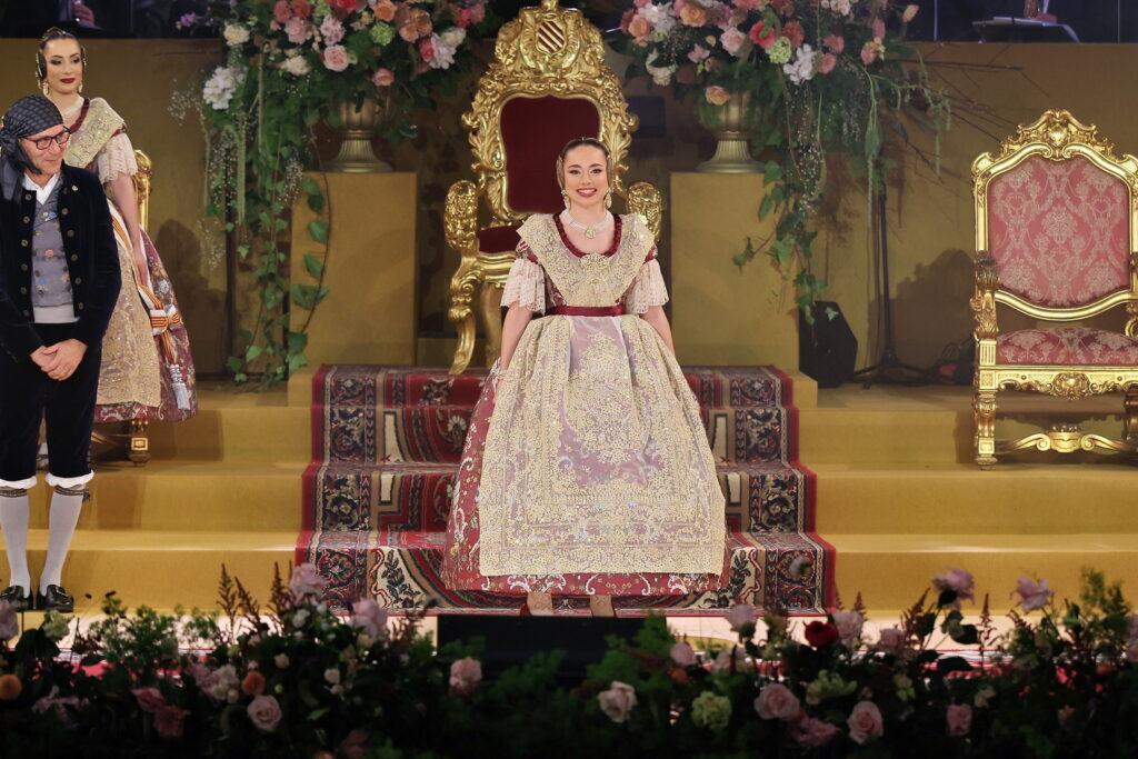 La Corte de Honor recibe sus bandas en una de las noches más emotivas de la Exaltación 53 La Corte de Honor recibe sus bandas 48