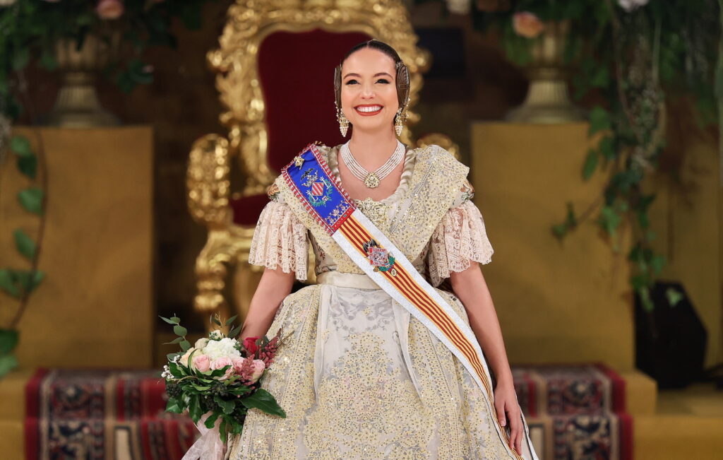 La Corte de Honor recibe sus bandas en una de las noches más emotivas de la Exaltación 54 La Corte de Honor recibe sus bandas 49