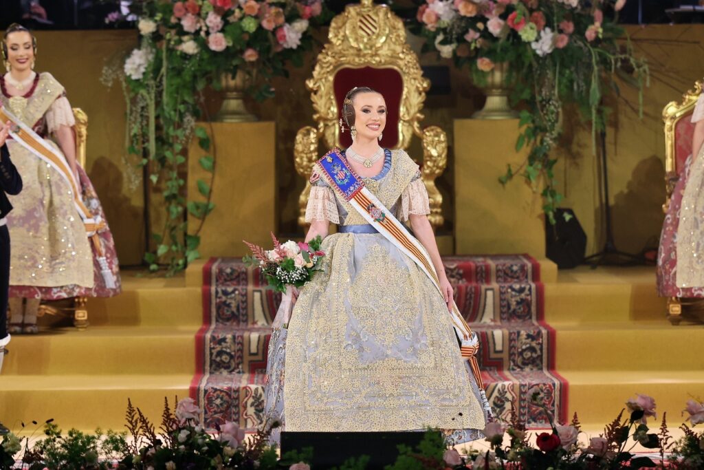 La Corte de Honor recibe sus bandas en una de las noches más emotivas de la Exaltación 10 La Corte de Honor recibe sus bandas 5