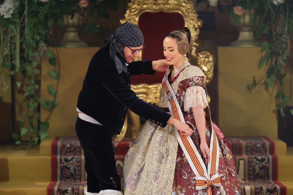 La Corte de Honor recibe sus bandas en una de las noches más emotivas de la Exaltación 55 La Corte de Honor recibe sus bandas 50