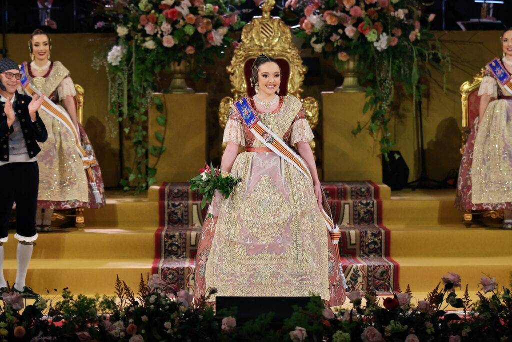 La Corte de Honor recibe sus bandas en una de las noches más emotivas de la Exaltación 57 La Corte de Honor recibe sus bandas 52