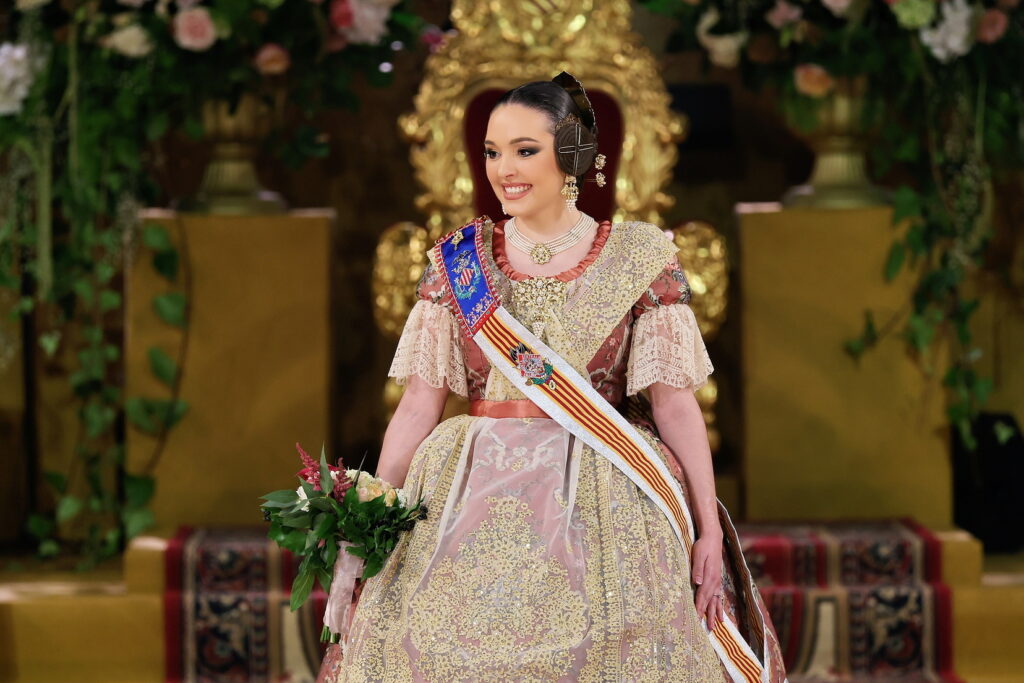 La Corte de Honor recibe sus bandas en una de las noches más emotivas de la Exaltación 58 La Corte de Honor recibe sus bandas 53