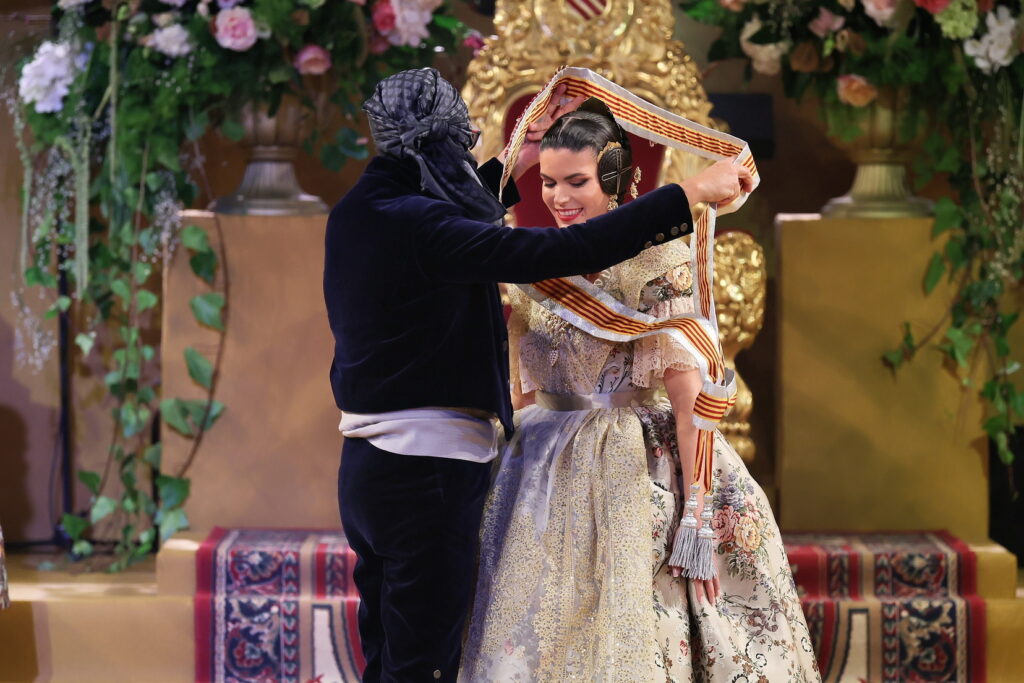 La Corte de Honor recibe sus bandas en una de las noches más emotivas de la Exaltación 59 La Corte de Honor recibe sus bandas 54