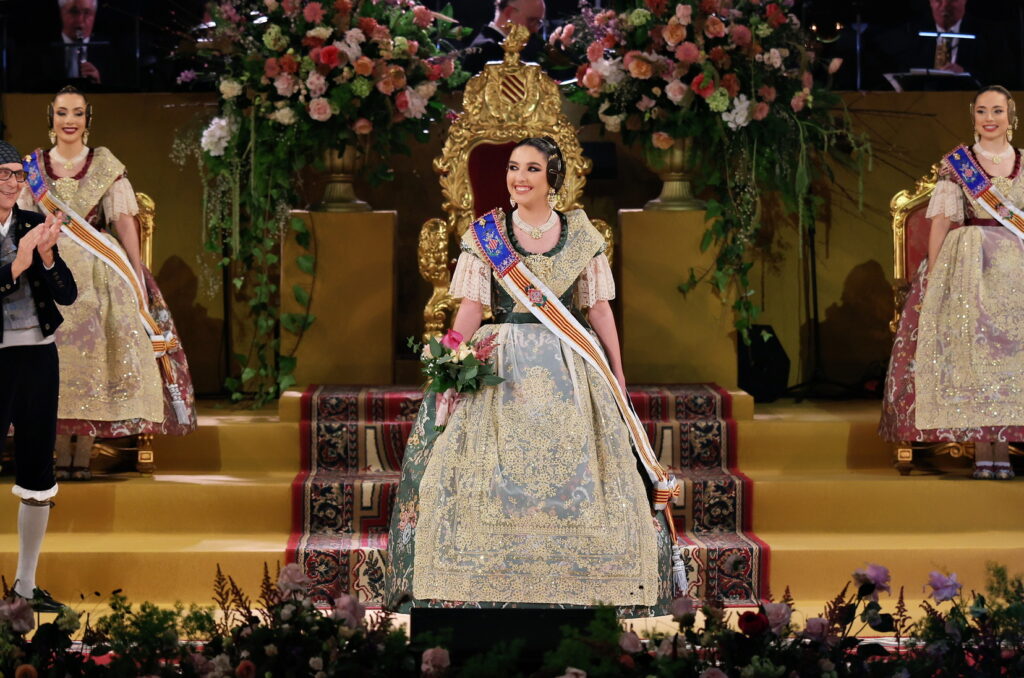 La Corte de Honor recibe sus bandas en una de las noches más emotivas de la Exaltación 61 La Corte de Honor recibe sus bandas 56