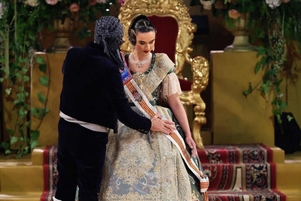 La Corte de Honor recibe sus bandas en una de las noches más emotivas de la Exaltación 62 La Corte de Honor recibe sus bandas 57