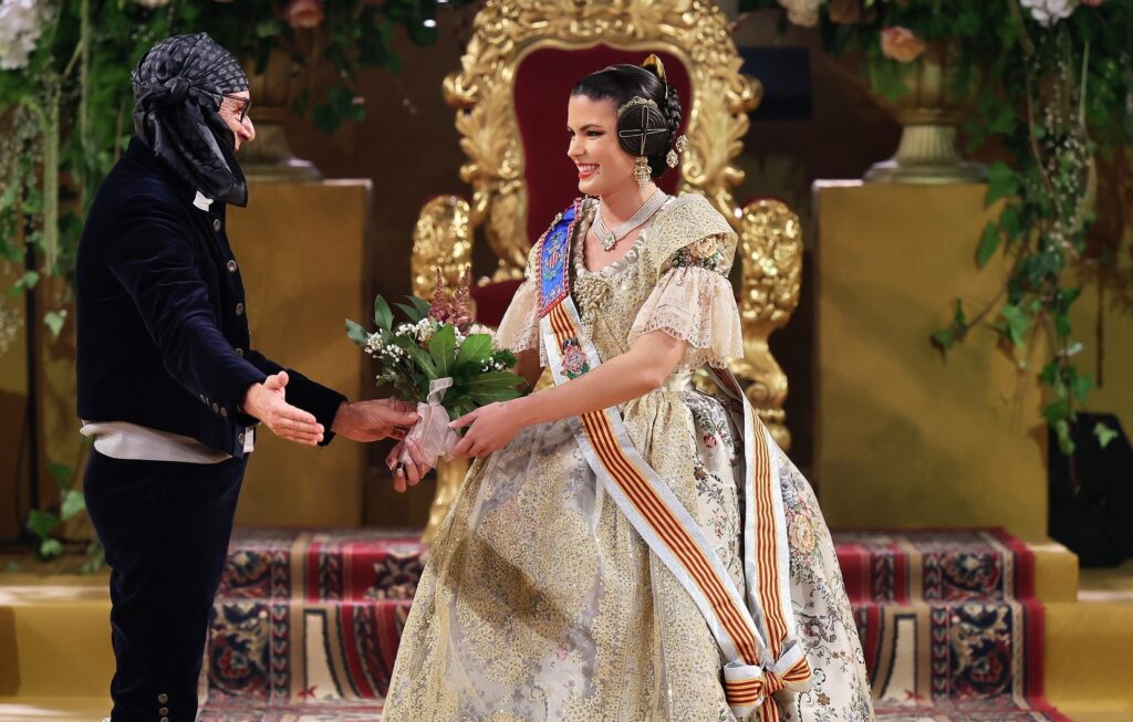 La Corte de Honor recibe sus bandas en una de las noches más emotivas de la Exaltación 11 La Corte de Honor recibe sus bandas 6