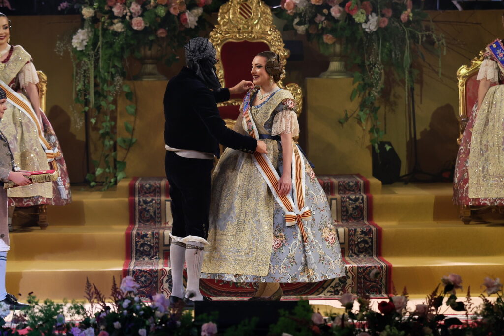 La Corte de Honor recibe sus bandas en una de las noches más emotivas de la Exaltación 65 La Corte de Honor recibe sus bandas 60